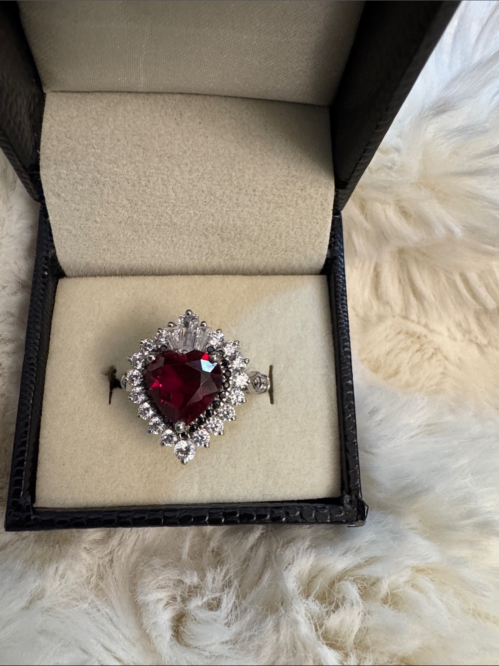 Heart-Shaped gsrbet Crystal Halo Ring with Clear Accent Stones 925 silver
